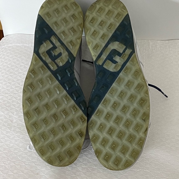 Mens size 11  Highy Quality VERSALUXE FOOT JOY spineless golf shoe all leather. - Picture 5 of 7